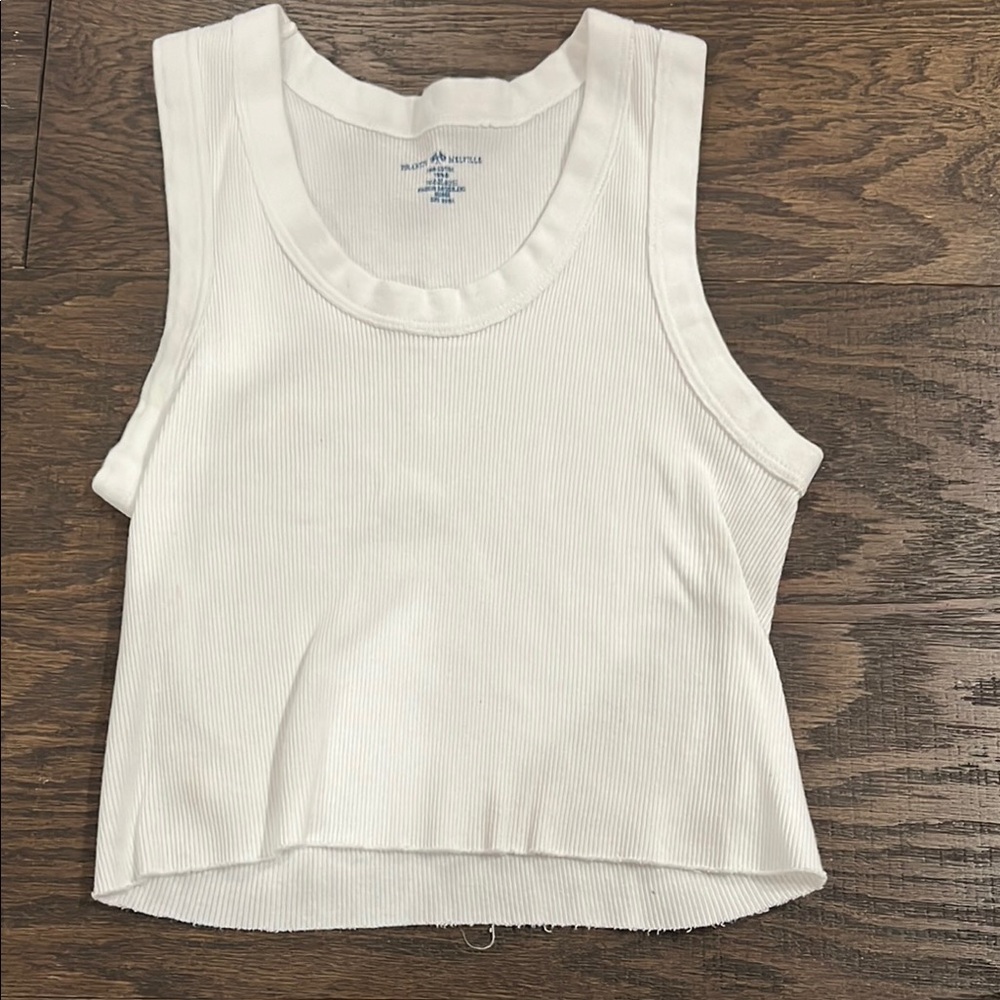 White Cropped Tank Top with Textured Fabric and Ribbed Trim